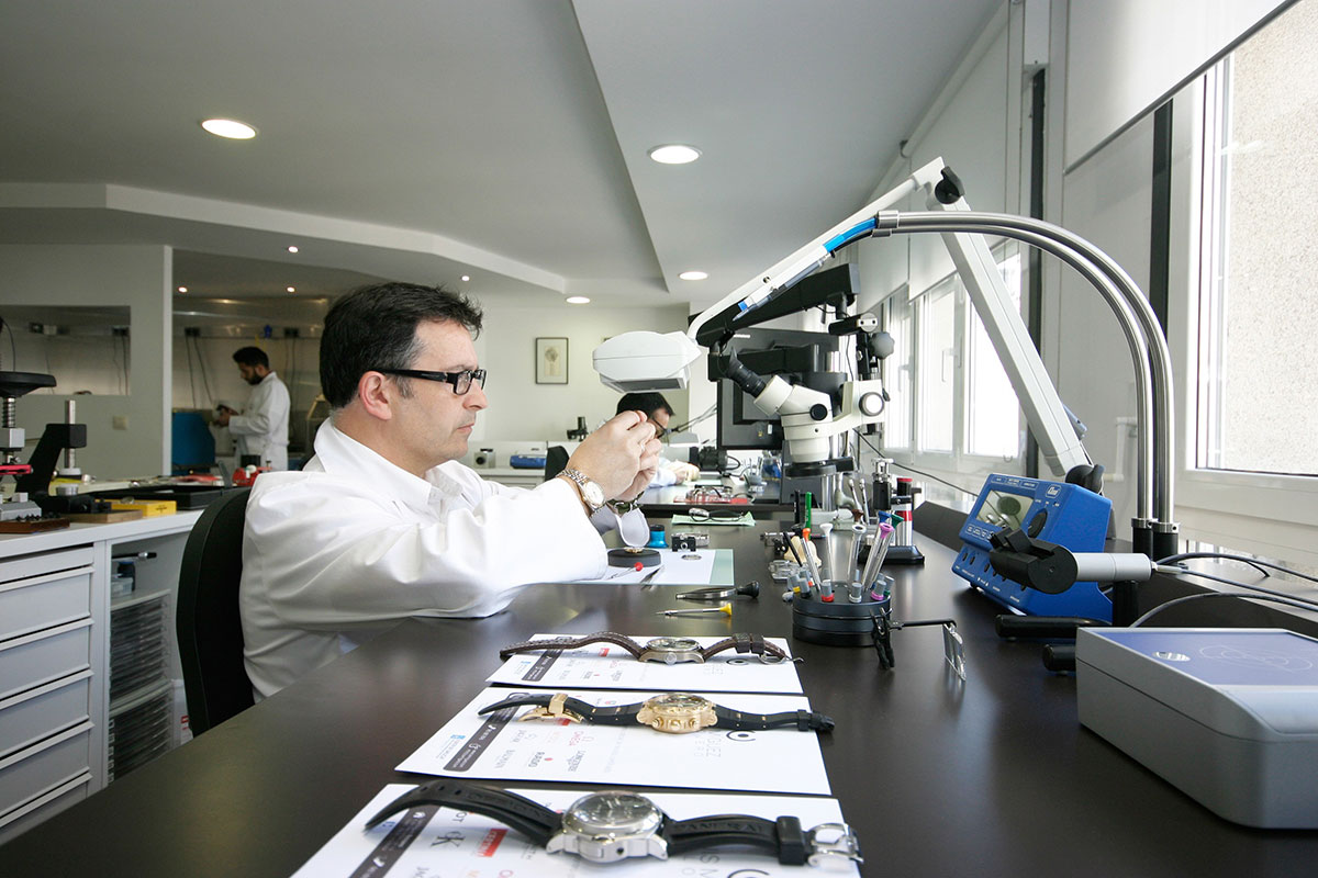 José Luis Miguez, responsable del taller laboratorio Luis Miguez Relojeros